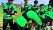 恩加德乌归队⚽️，全队为他喜得千金准备了特别的庆祝