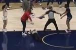 女裁判被一拳KO！NCAA女篮赛场爆发大规模冲突 8人被驱逐！