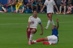 奥利塞亮鞋钉放铲踢翻罗德里，裁判吹罚犯规但未出牌
