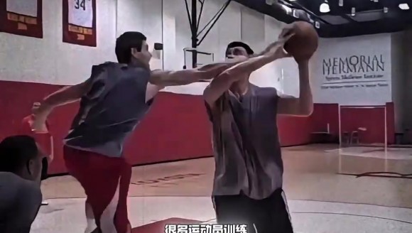 杨毅曾言：当时锡伯杜练姚明强度太大，大姚地上一滩汗水凹成一个水洼
