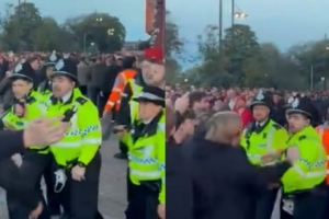 曼晚：利物浦球迷与警方发生冲突，警察动用警棍+胡椒喷雾